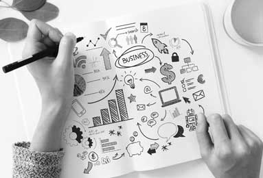 兰姨捂着嘴不敢发出一点声音，兰姨一只手捂着嘴生怕发出声响,吵醒身边的老公